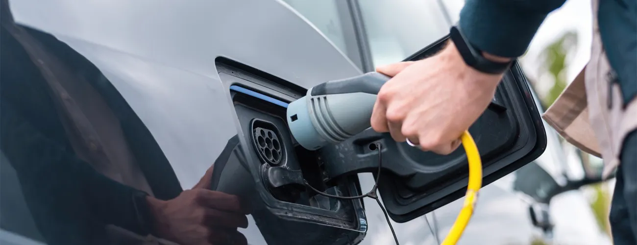 <p>Sürdürülebilir turizm ilkesine bağlı kalan Swandor Hotels & Resorts Topkapı Palace, elektrikli araç kullanmayı tercih eden ve seyahat ederken arabalarını şarj edecek bir yere ihtiyaç duyan çevreye duyarlı misafirlerin ihtiyaçlarına yanıt verebilmektedir. Elektrikli araçlar için şarj istasyonu (AGH), elektrikli araçların pillerini şarj etmek için elektrik gücü sağlamak üzere tasarlanmış özel bir altyapıdır.</p>