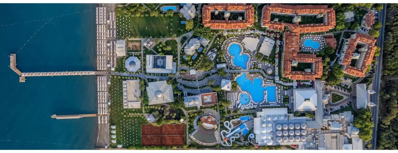 Misafirlerimize, Swandor Topkapı Sarayı'ndaki tatillerinde çeşitli aktiviteler ve eğlence sunmayı hedefliyoruz. Bu düşünceyle otelimiz bünyesindeki tenis kortları siz değerli misafirlerimizin eğlenceli bir tatil geçirmesi için hazırdır. Sahalarımız ağaçlık alanlara ve Akdeniz'in mavi sularına yakın konumdadır.